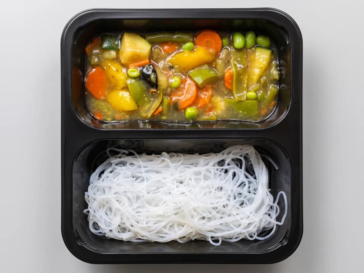 Vegetariánske kung pao so zelenými fazuľkami a rezancami