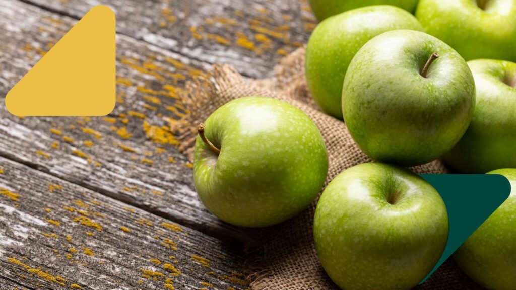Zelené jablká bohaté na vitamín C ako jesenné potraviny na imunitu.